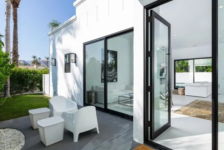019_frontpatio_344