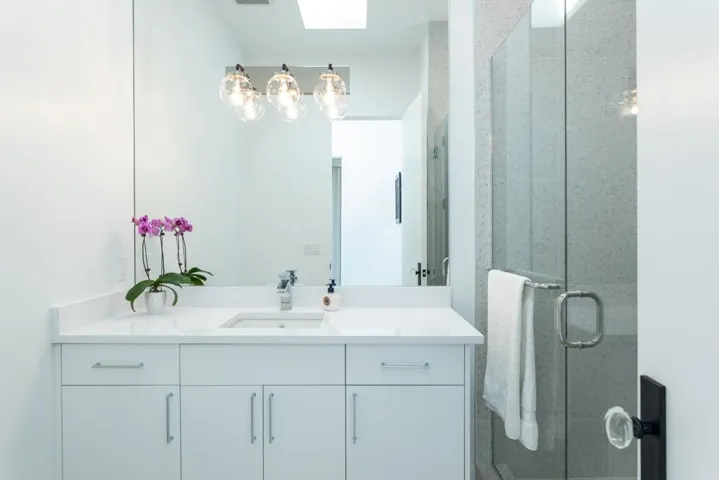 035_bathroom1_878