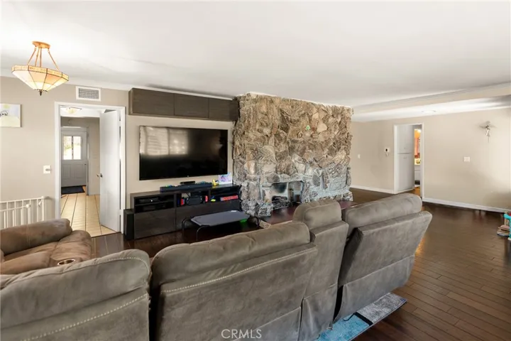 Livingroom with fireplace