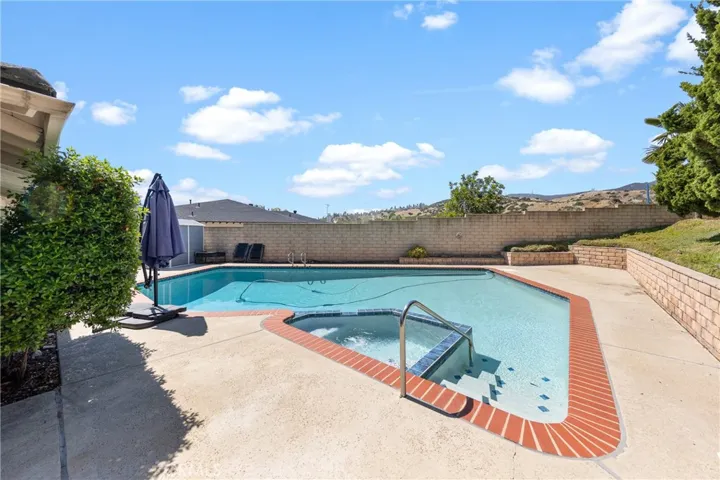 Pool & Jacuzzi