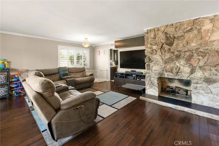 Livingroom with Fireplace