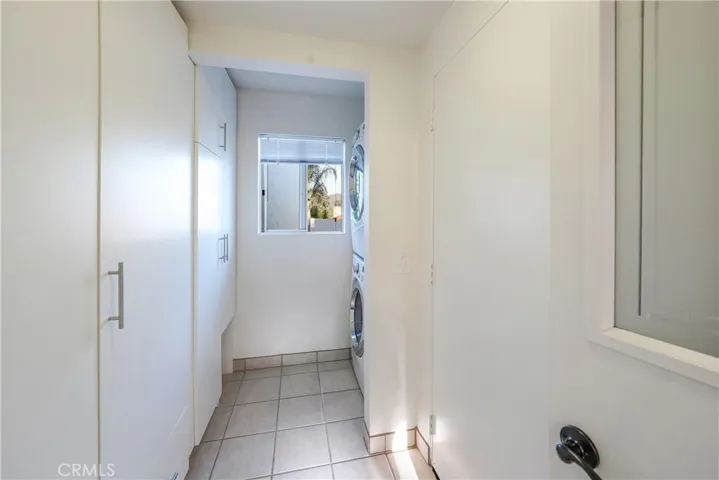 Entry/laundry