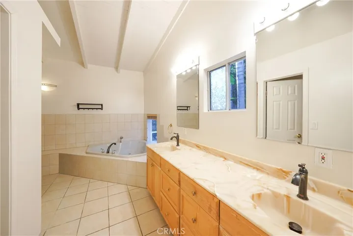 En-suite primary bathroom