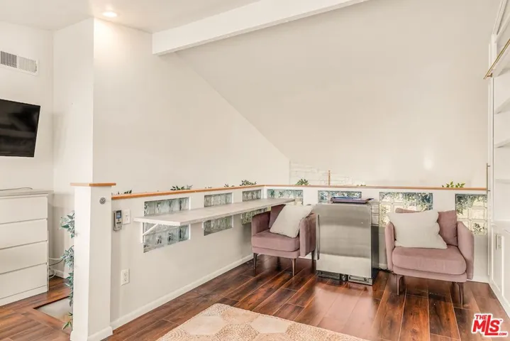 14050 Magnolia Boulevard 312, Sherman Oaks, California 91423
