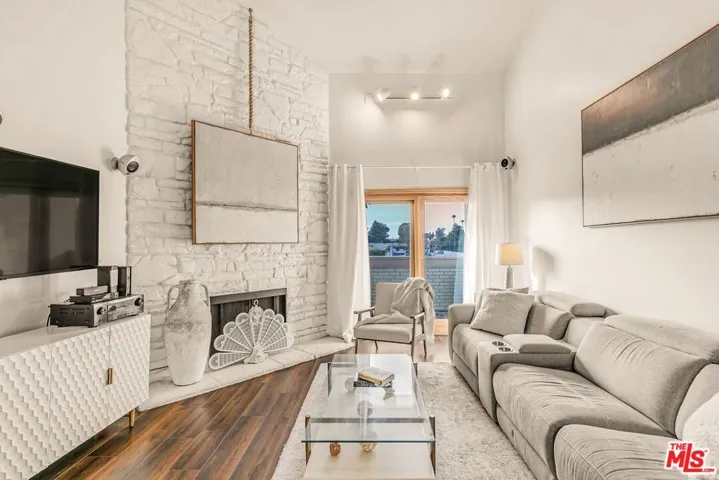 14050 Magnolia Boulevard 312, Sherman Oaks, California 91423