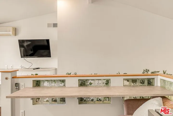 14050 Magnolia Boulevard 312, Sherman Oaks, California 91423