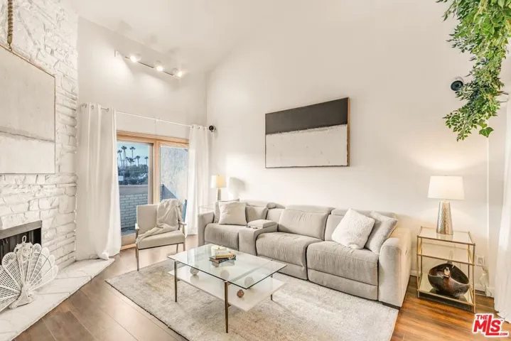 14050 Magnolia Boulevard 312, Sherman Oaks, California 91423