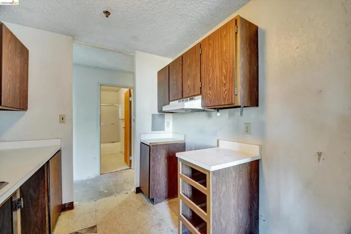 Laundry room featuring a textured ceiling