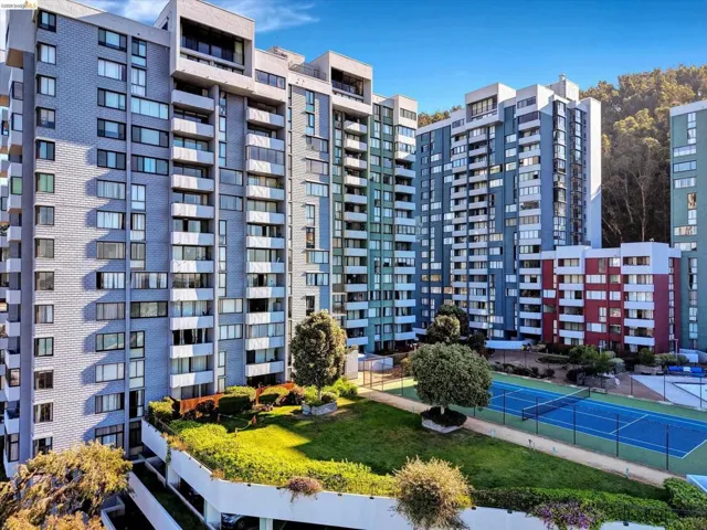 View of apartment building /​​‌​​​​‌​​‌‌​​‌​​​‌‌​​​‌​​‌‌​​‌‌​​‌‌​​​​ complex