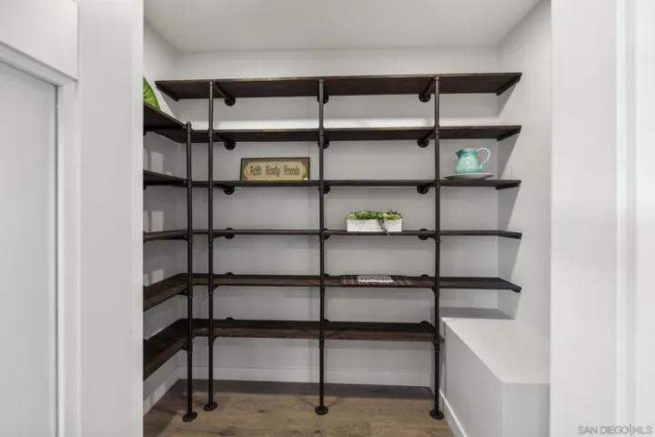 Spacious pantry!