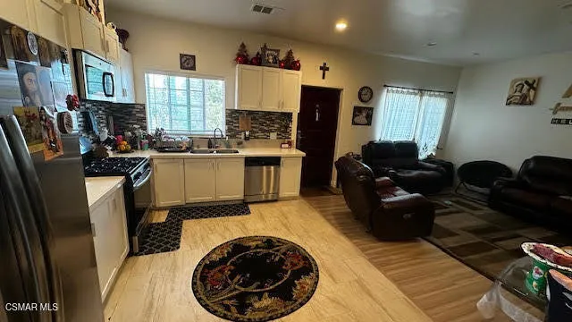 Kitchen & Entry