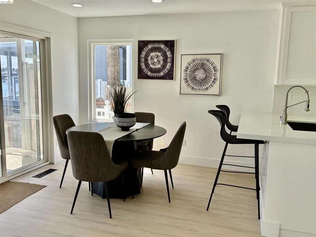 Kitchen eating area