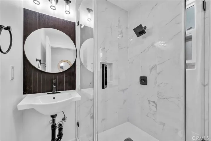 Main House: Primary Suite Bathroom