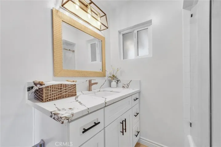 Main House: Hallway Bathroom