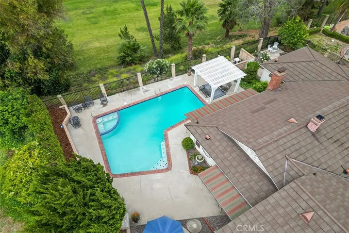 A great place to enjoy with a view of the golf course while you swim or entertain as you desire.