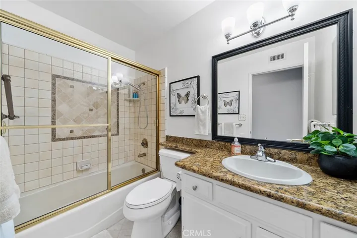 Full bath in the hallway.