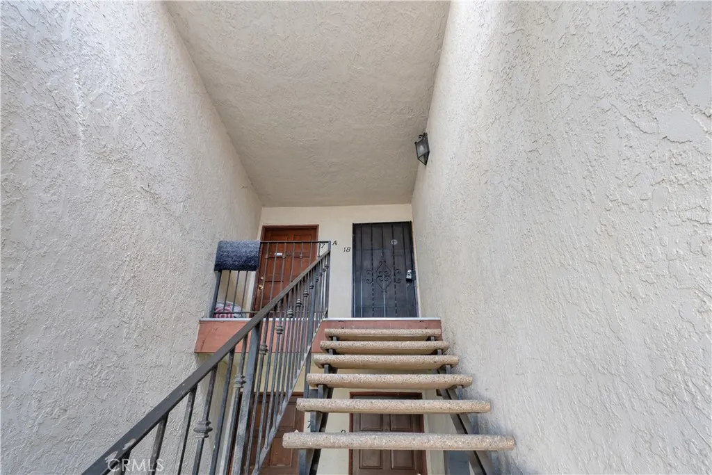 MAIN ENTRANCE INTO THE HOME........THE DOOR ON THE RIGHT