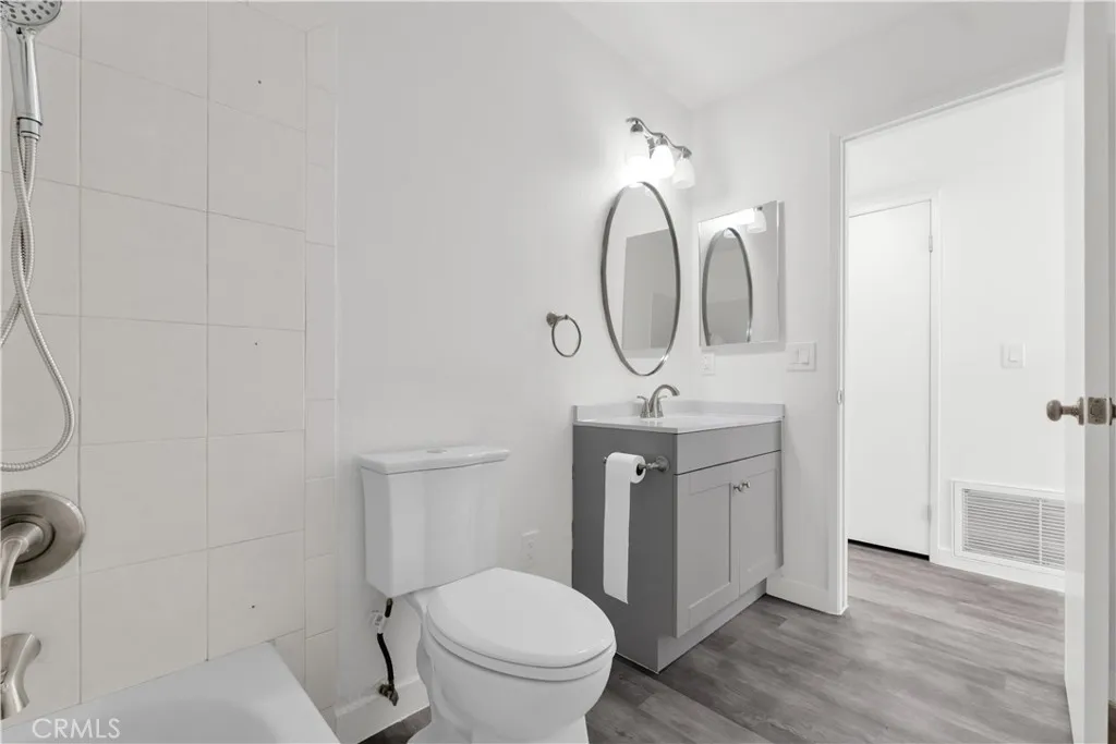 BEAUTIFUL HALL BATHROOM