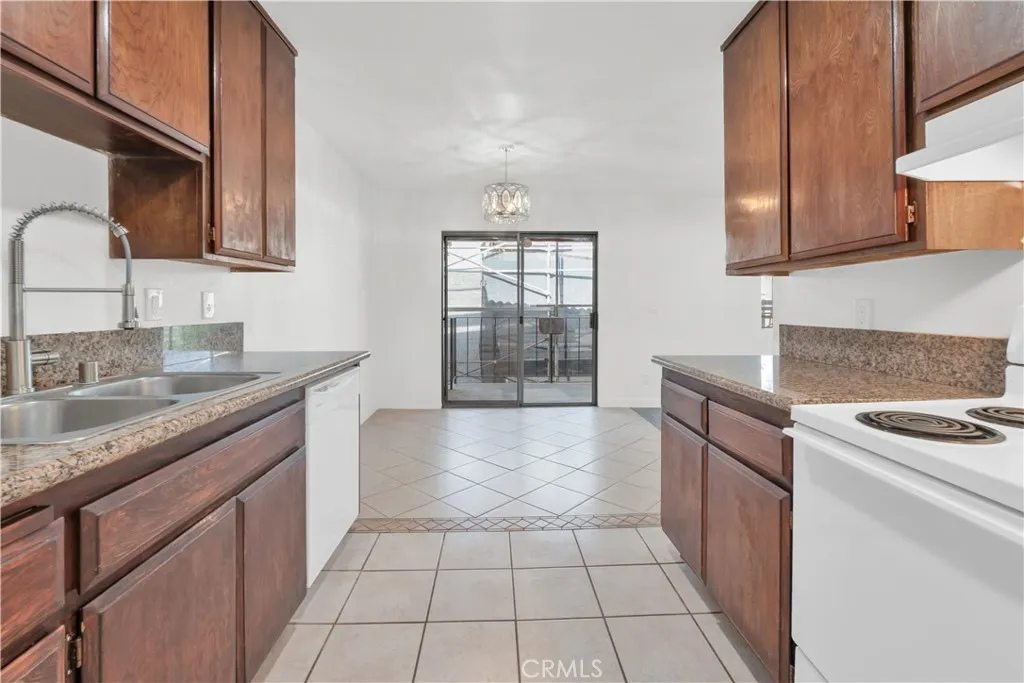 GREAT KITCHEN WITH LOTS OF COUNTER SPACE AND CUPBOARDS