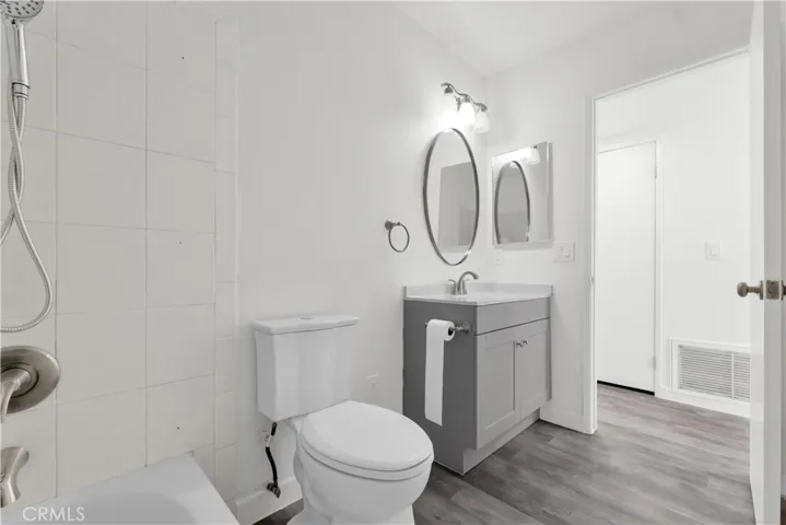 BEAUTIFUL HALL BATHROOM