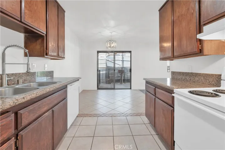 GREAT KITCHEN WITH LOTS OF COUNTER SPACE AND CUPBOARDS
