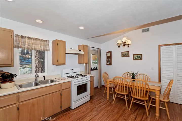 Kitchen & Dining