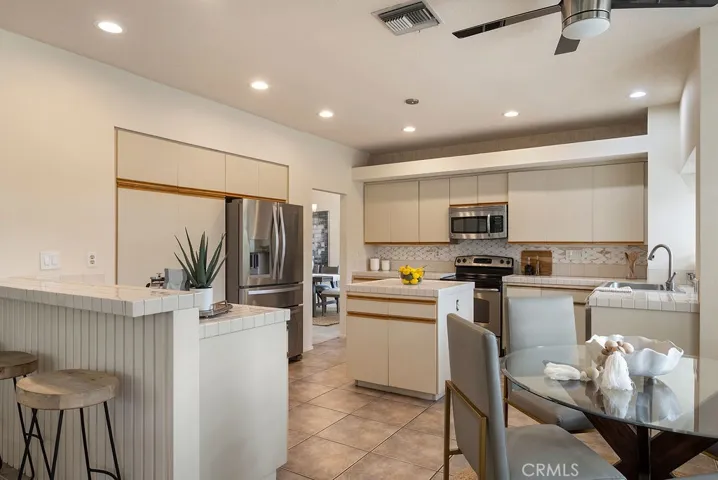 368 Oakmont, Palm Desert, California 92211