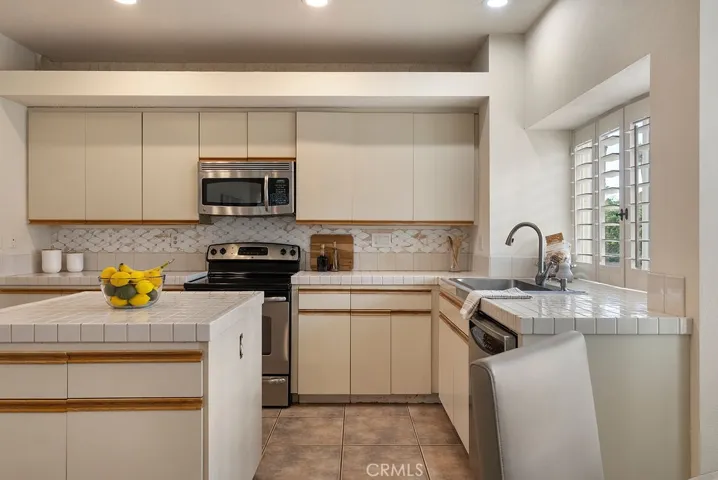 368 Oakmont, Palm Desert, California 92211