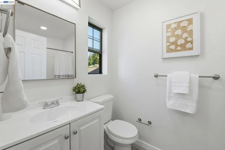 Bathroom Suite 2 with Window
