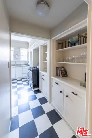 Dining to Kitchen