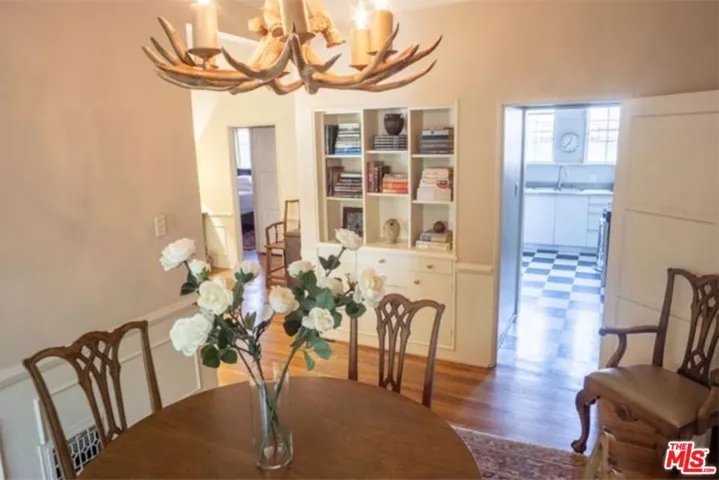Dining to Kitchen