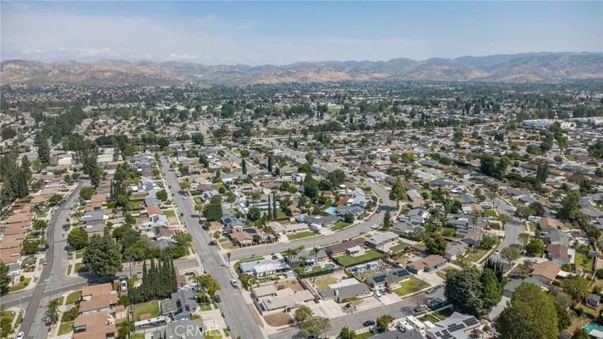 Beautiful tree lined streets and neighborhoods.