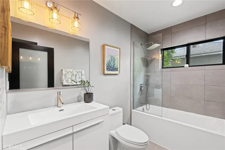 17929 Martha Street, Encino, California 91316