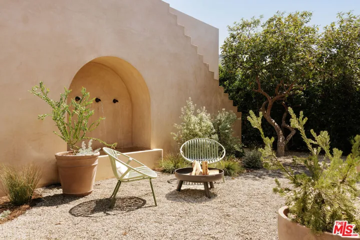 Outdoor Seating and Water Feat