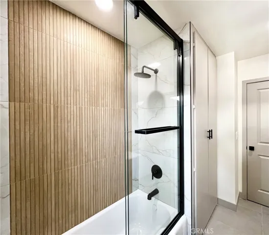 Beautiful Shower & Tub in Hallway Bathroom