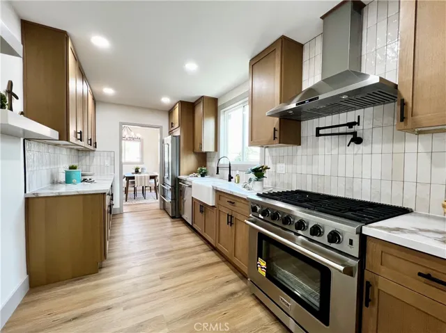 Gorgeous upgraded kitchen with high end THOR appliances