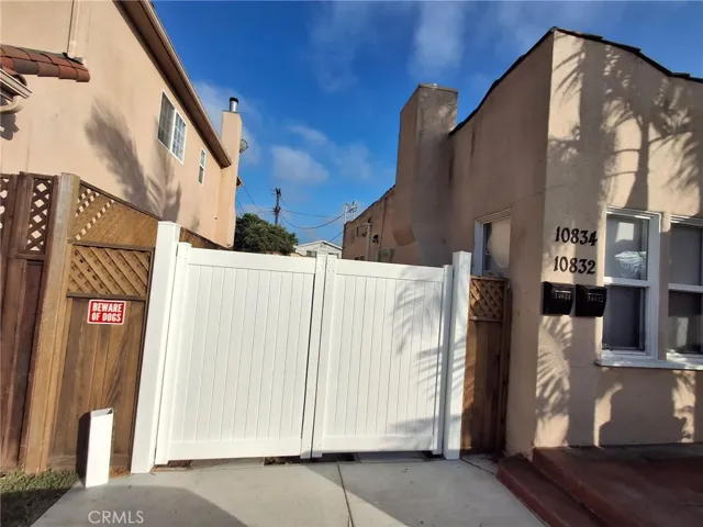 Gate to side yard