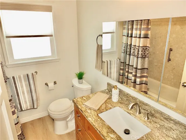 Full bathroom off hallway