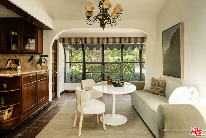 Breakfast and Sitting Area