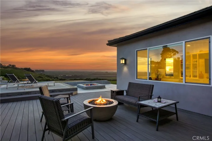 Rear entertainment deck