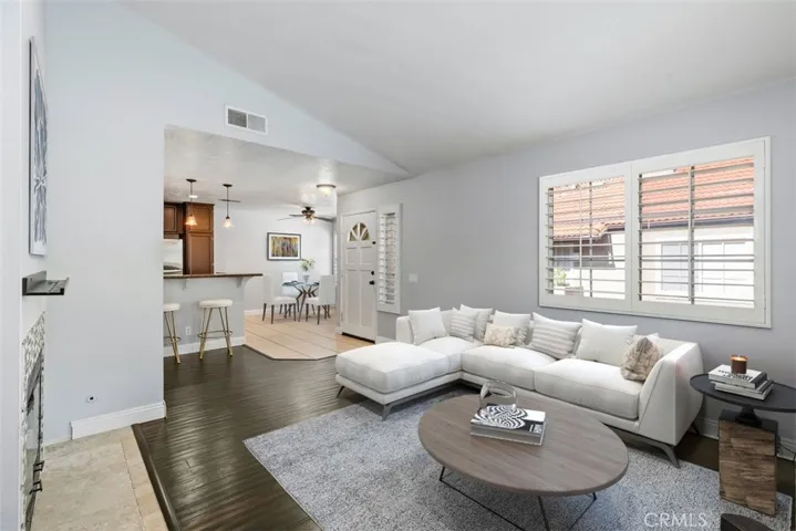 Beautiful remodeled end unit. This home has been recently freshly painted throughout.
*Photo is virtually staged.
