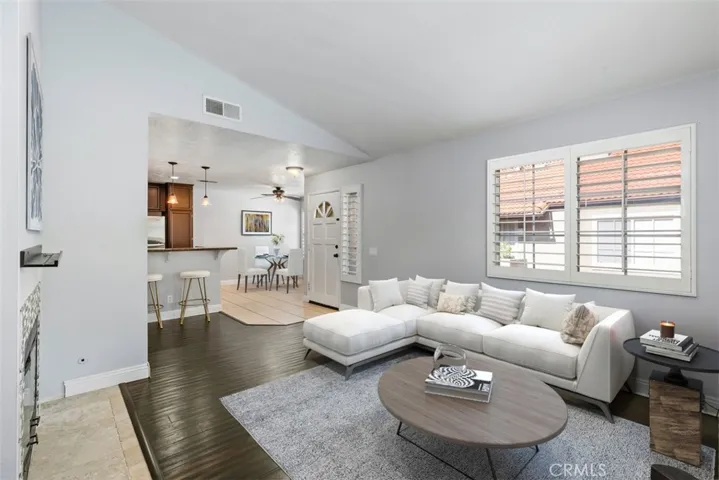 Beautiful remodeled end unit. This home has been recently freshly painted throughout.
*Photo is virtually staged.