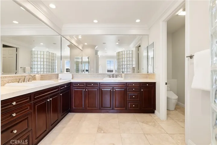 Dual vanities w/ ample counter space