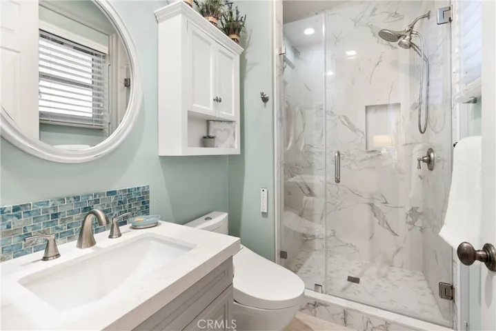 Main-level en-suite bath
