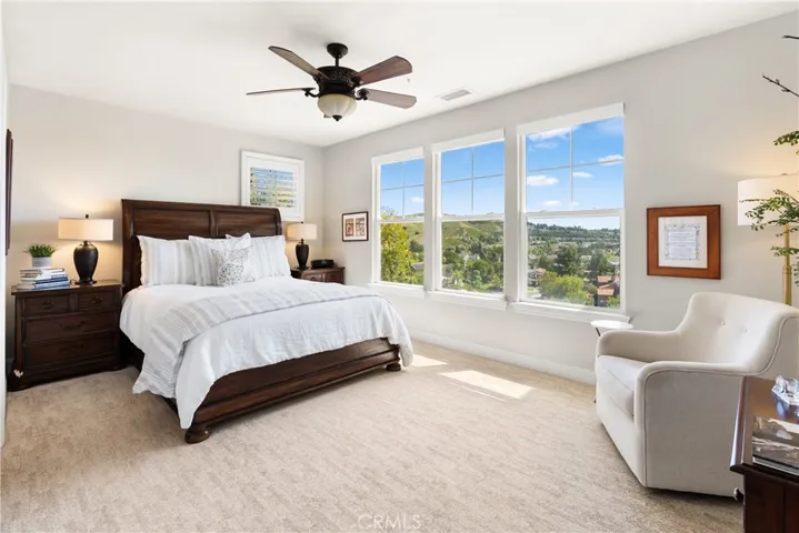 Secondary en-suite bedroom w/ ocean views