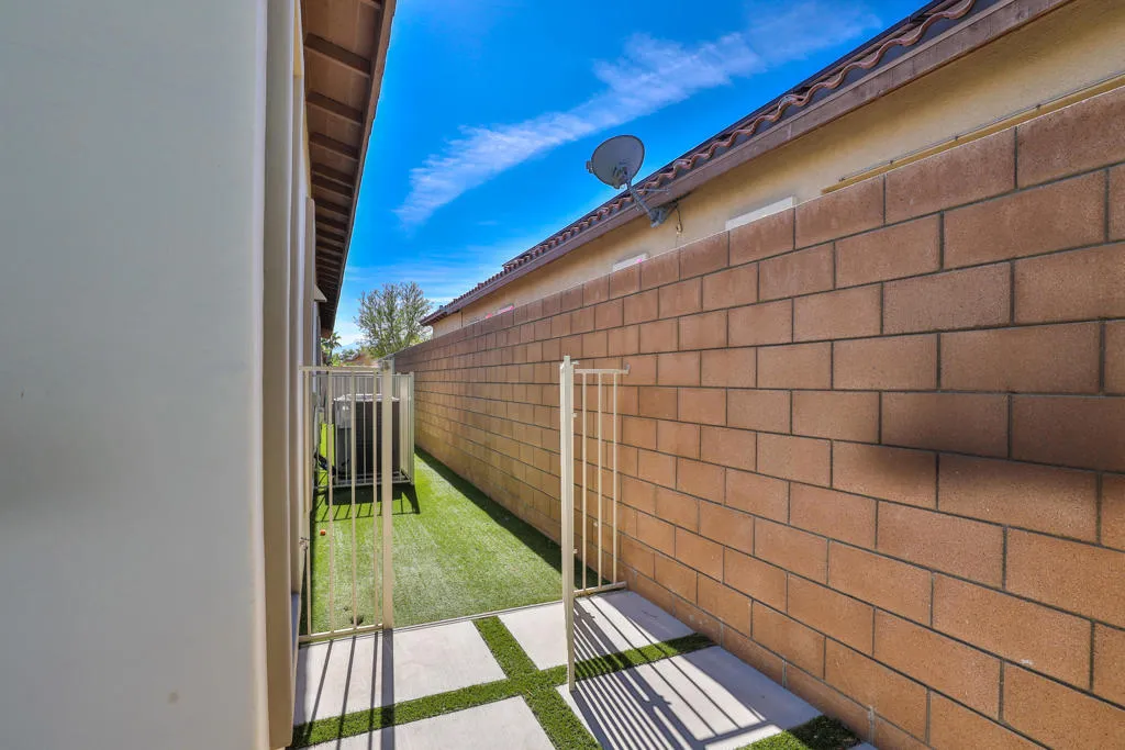 Side yard turf