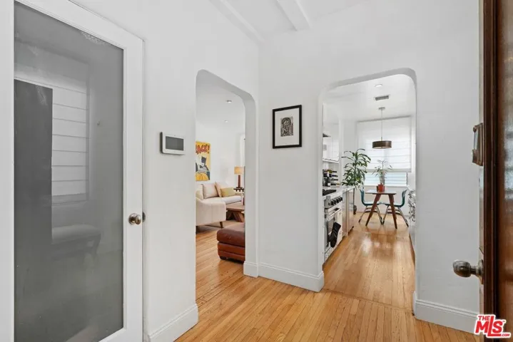 ENTRY WITH LARGE CLOSET