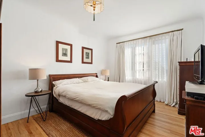 PRINCIPLE EDROOM WITH WALK-IN