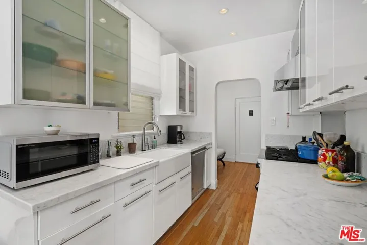 KITCHEN PLENTY OF COUNTER & CA