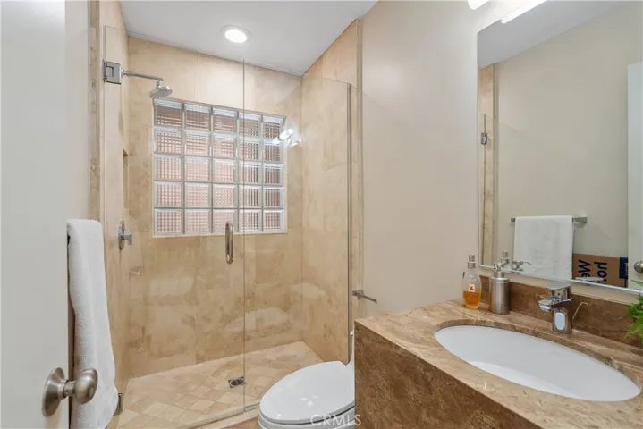 Secondary bedroom en suite bathroom.